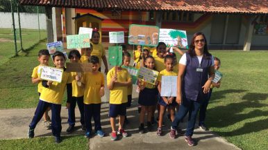 Passeata dos alunos do 3º ano, com a professora Sandra Monteiro, divulgando a importância de preservarmos o meio ambiente.