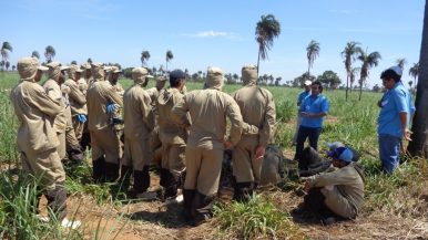 Novembro Azul: enfermeiro do Trabalho da Unidade Paulicéia, Carlos Terence Fernandes Silva, durante sensibilização no campo.